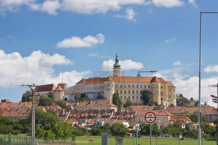 Castillo de Mikulov (Nikolsburg) en la República Checa. Un castillo barroco del siglo VIII en la región de Moravia del Sur