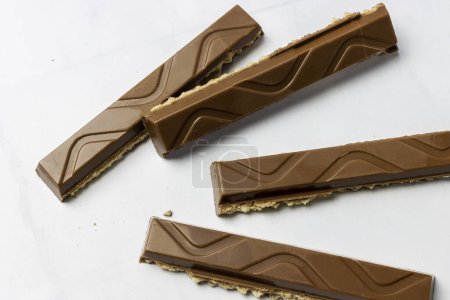Foto de Obleas de chocolate cubiertas y rellenas de chocolate. - Imagen libre de derechos