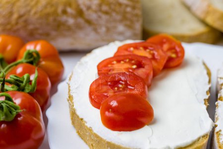 Foto de Hecho en casa untado en pan crujiente fresco con tomates. - Imagen libre de derechos
