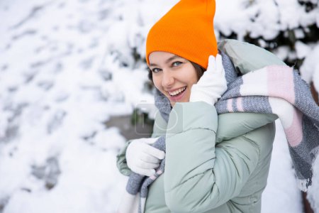 Foto de Young woman in warm clothes on a cold snowy day - Imagen libre de derechos