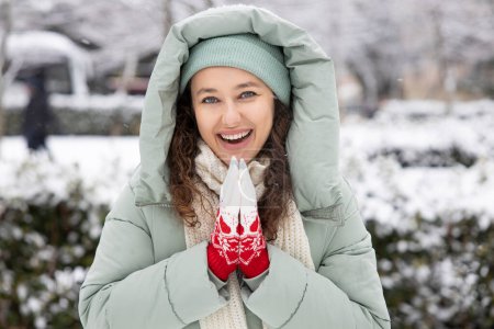 Téléchargez les photos : Young woman in warm clothes on a cold snowy day - en image libre de droit