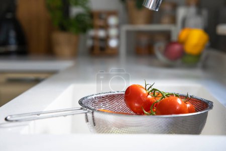 Foto de Tomates rojos frescos lavados en un colande - Imagen libre de derechos