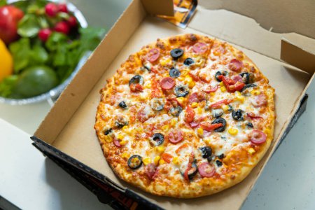 Téléchargez les photos : Sortez la pizza dans une boîte. Prêt à ea - en image libre de droit