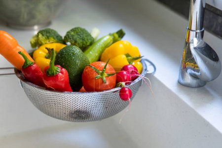 Téléchargez les photos : Légumes frais nutritifs lavés dans une passoire, régime alimentaire concéder - en image libre de droit