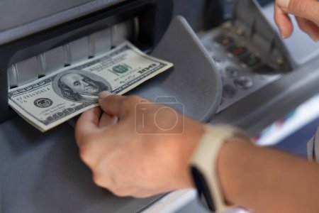 Foto de Female hand picking the cash from an AT - Imagen libre de derechos