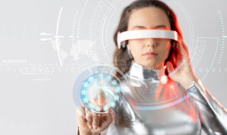 Foto de Mujer con gafas futuristas tocando la interfaz virtual del futuro - Imagen libre de derechos