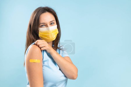 Foto de Mujer joven con máscara protectora después de la vacunación contra el coronavirus. Protección contra virus. COVID-2019. - Imagen libre de derechos
