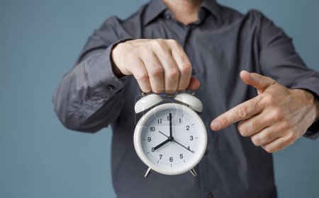Foto de El dedo del hombre señalando las horas del reloj a las 8 en punto, recordando la hora de hacer algo o el concepto de aviso de tiempo - Imagen libre de derechos
