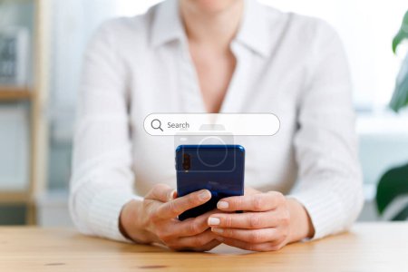 Téléchargez les photos : Femme d'affaires touchant sur smartphone pour la formulation d'entrée et la recherche à partir du navigateur Web - en image libre de droit