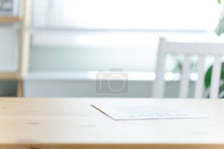 Téléchargez les photos : Prise de vue d'un papier contractuel sur un bureau - en image libre de droit