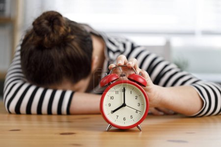 Téléchargez les photos : Fatigué jeune femme pigiste dorment dans le bureau à la maison - en image libre de droit