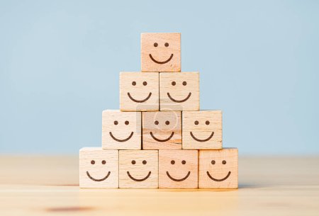 Foto de Calificación de servicios empresariales, concepto de satisfacción del cliente. Sonriente cara feliz emoji - Imagen libre de derechos