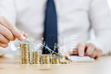 Empresario apilando monedas de crecimiento con un gráfico virtual de ganancias. Depósito de ahorro de dinero y negocio concepto de crecimiento beneficio. 