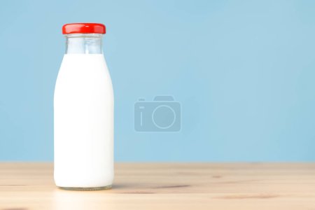 Téléchargez les photos : Bouteille de lait quotidienne sur table en bois - en image libre de droit