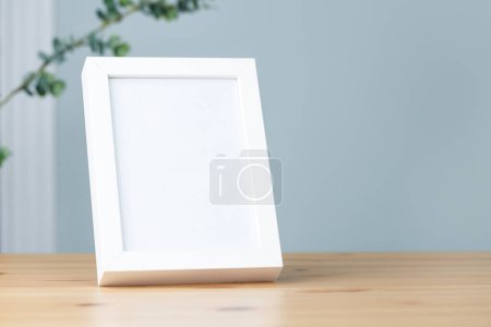 Téléchargez les photos : Modèle cadre photo sur table en bois - en image libre de droit