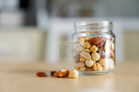 Foto de Botella de vidrio con frutos secos mixtos alimentos orgánicos saludables en el kitche - Imagen libre de derechos