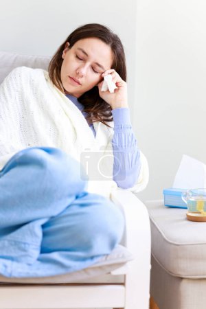 Foto de Mujer enferma descansando en casa - Imagen libre de derechos
