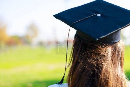 Foto de Graduación. Vista trasera de la alumna con gorra de graduación en la ceremonia de graduación. - Imagen libre de derechos