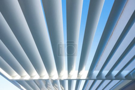 Foto de Techo de construcción de acero blanco de un edificio moderno y cielo azul - Imagen libre de derechos