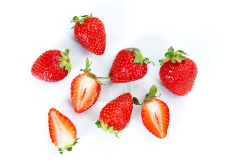 Téléchargez les photos : Photo studio de fraises fraîches isolées sur fond blanc - en image libre de droit