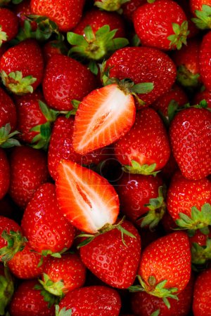 Foto de Vista superior de fresas frescas como fondo que representa el concepto de comida saludable - Imagen libre de derechos