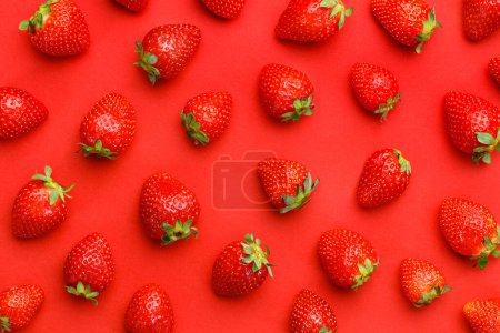 Téléchargez les photos : Vue de dessus des fraises fraîches sur fond rouge - en image libre de droit