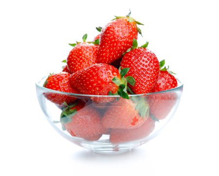 Foto de Tazón con fresas aisladas sobre fondo blanco - Imagen libre de derechos