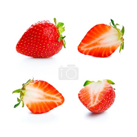 Foto de Fresas sobre fondo blanco aislado. Entero y medio de fresa sobre fondo blanco - Imagen libre de derechos
