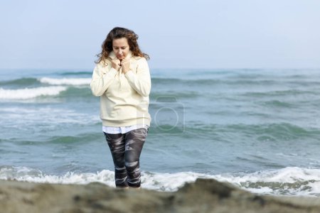 Foto de Mujer joven triste caminando sola en la playa - Imagen libre de derechos