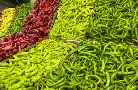 Foto de Frutas y verduras frescas en el supermercado - Imagen libre de derechos