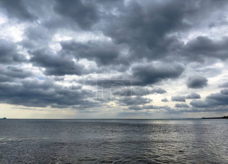 Foto de Dramático cielo nublado oscuro tormentoso sobre el mar, fondo de pantalla tema dramático natural - Imagen libre de derechos