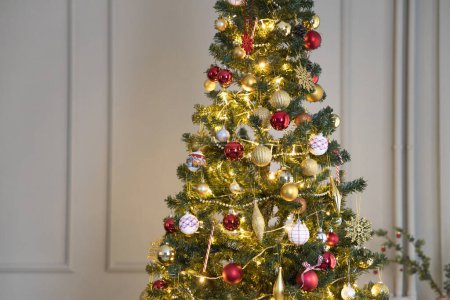 Téléchargez les photos : Arbre de Noël avec des lumières à cordes jaunes chaudes et des ornements en forme de flocon de neige - en image libre de droit