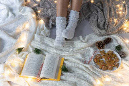 Foto de Mujer joven con calcetines de lana en el frío fin de semana de invierno. Navidad, concepto de relajación - Imagen libre de derechos