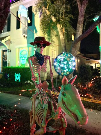 Halloween-Skelett auf einem Pferd 