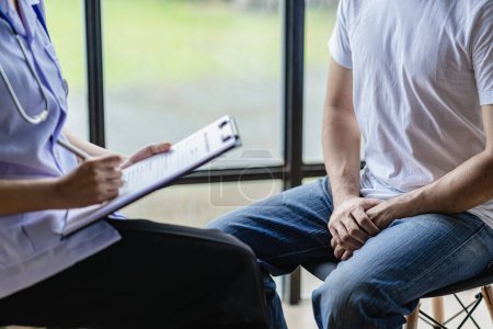 Ärztin und Hodenkrebspatientin diskutieren Testergebnisse. Besorgt über Prostatakrebs sucht Rat bei einem Berater, der auf Prostatakrebs spezialisiert ist.