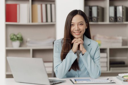 Téléchargez les photos : Femme d'affaires asiatique utilise calculatrice et ordinateur portable pour faire des finances, mathématiques, impôts, rapports comptables, statistiques et des idées de recherche analytique d'affaires. - en image libre de droit