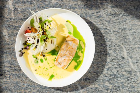 Foto de Bellas comidas, filete de pescado blanco empanado en hierbas y especias con camarones y verduras - Imagen libre de derechos