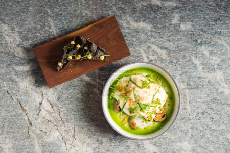 Foto de Alta cocina, aperitivo gourmet, calamar, tempura negra, espárragos y champiñones polenta - Imagen libre de derechos
