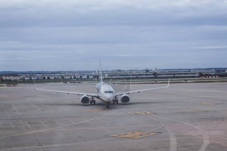 Foto de Palma de Mallorca, España, 4 de abril de 2022 - Avión que entra en el carril de estacionamiento del Aeropuerto de Palma - Imagen libre de derechos