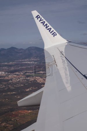 Foto de Palma de Mallorca, España, 4 de abril de 2022 Primer plano del ala del avión durante el vuelo - Imagen libre de derechos