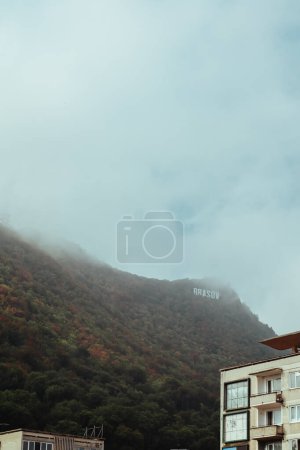 Foto de Primer plano de Brasov signo en la montaña y los edificios con espacio para copias - Imagen libre de derechos
