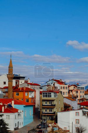 Téléchargez les photos : Bâtiments colorés avec espace de copie dans la ville d'Egirdir avec espace de copie - Région d'Isparta, Turquie - en image libre de droit