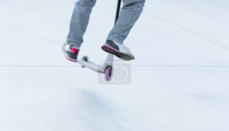 Téléchargez les photos : Gros plan jambes d'un homme méconnaissable sur scooter extérieur. - en image libre de droit