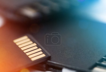 Téléchargez les photos : Micro carte SD se trouve sur une pile de cartes mémoire. gros plan. - en image libre de droit