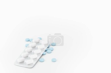 Téléchargez les photos : Pilules bleues et plaquette thermoformée blanche sur fond blanc. - en image libre de droit