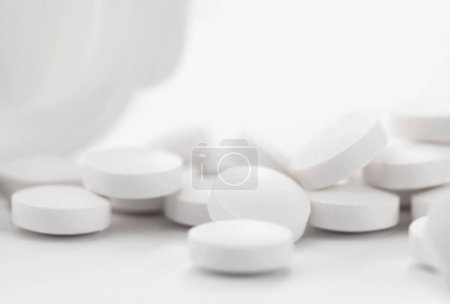 Foto de Medicamentos opioides para el dolor, narcóticos, pastillas blancas de cerca con un frasco. - Imagen libre de derechos
