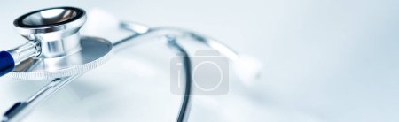 Téléchargez les photos : Gros plan d'un stéthoscope sur une table bleu clair. - en image libre de droit