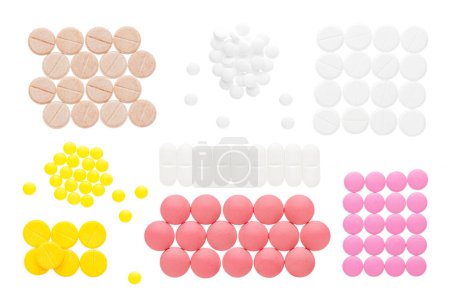 Pastillas de diferentes colores aisladas sobre un fondo blanco. Conjunto de diversas píldoras y vitaminas
