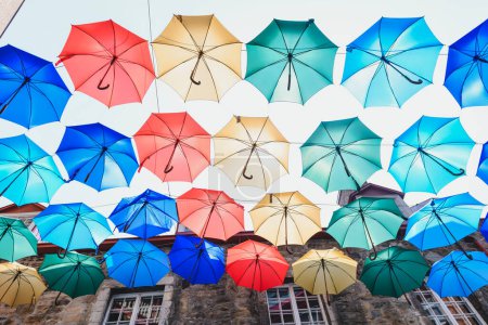 Beau lot de parasols dans la rue Petit Champlain Québec