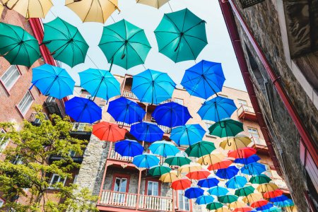 Schöne Menge Regenschirme in Petit Champlain Straße Quebec Stadt